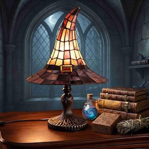 Stained Glass Style Witch Hat Lamp – Vintage Halloween Table Decor Night Light – Handcrafted Resin Gothic Wizard Accent Lamp for Bedroom