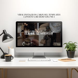Könnte beinhalten: Ein Computermonitor zeigt Instagram-Karussell-Vorlagen mit dem Text "VIRAL INSTAGRAM CAROUSEL TEMPLATES CONTENT CREATOR VOLUME 1" und "HER VIRAL CAROUSEL" über Bildern von Kaffee, Handtaschen und Accessoires auf einem weißen Schreibtisch.