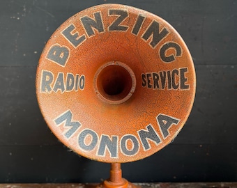 Klaxon publicitaire pour service radio Benzing des années 1920 | Enceinte peinte à la main d'art folklorique de Monona, Kansas | Affichage publicitaire figuratif pour les premières émissions de radio