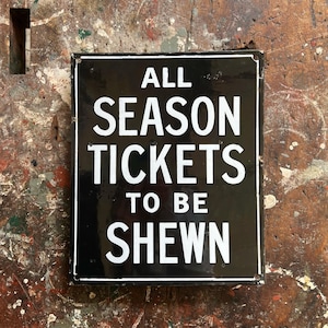 1920er Jahre "All Season Tickets To Be Shewn" Porzellan Schild | Eisenbahn Zug Station Anleitung aus Porzellan