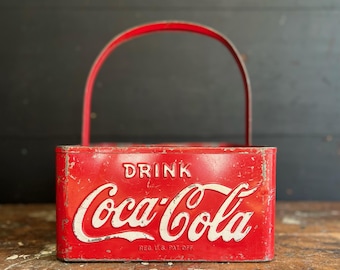1940er Jahre Coca-Cola Geprägter Metall Flaschenträger • Stadion Cooler Tote • Original Paint Drink Coca-Cola Schriftzug Träger.