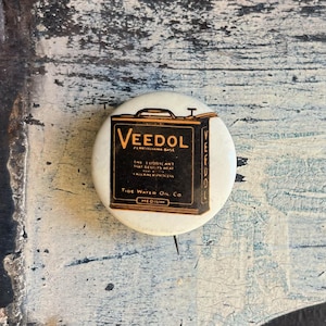 1920s Veedol Motor Oils Advertising Button | Service Station Attendant Pin With One Gallon Oil Can Graphic | Tidewater Oil Company.