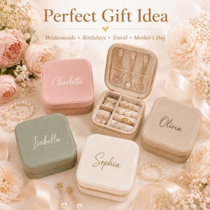 Peut inclure: Quatre boîtes à bijoux carrées en velours rose, vert sauge, beige et blanc, chacune personnalisée avec un prénom en écriture cursive. Une boîte est ouverte, révélant un intérieur beige avec des crochets, des fentes et des compartiments.