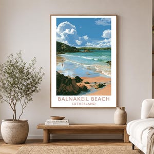 Puede incluir: Una impresión enmarcada de Balnakeil Beach en Sutherland. La obra de arte representa una playa escénica con agua turquesa, orillas arenosas y nubes dramáticas. La impresión se exhibe en una habitación de color claro con un banco de madera y una planta en maceta.