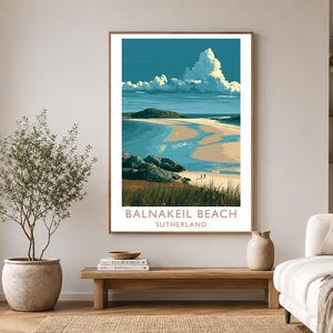 Puede incluir: Una impresión artística enmarcada de Balnakeil Beach en Sutherland. La obra de arte representa un paisaje costero con una playa de arena, agua azul y un cielo nublado. La impresión se exhibe en un salón con un banco de madera y una planta en maceta.