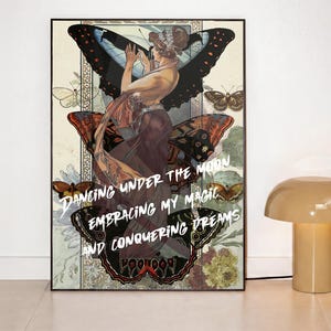 Peut inclure: Une affiche murale rectangulaire représentant une silhouette centrale dotée de grandes ailes de papillon noires et orange, entourée de papillons plus petits et de motifs floraux. Le texte indique : DANCING UNDER THE MOON, EMBRACING MY MAGIC, AND CONQUERING DREAMS.