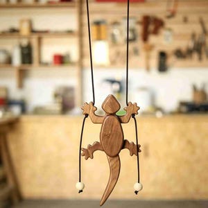 Kinetic Wooden Lizard Toy - Handcrafted Climbing Reptile Decor, Interactive Mechanical Wood Art, Unique Nursery Decor, Desk Accessory Gift