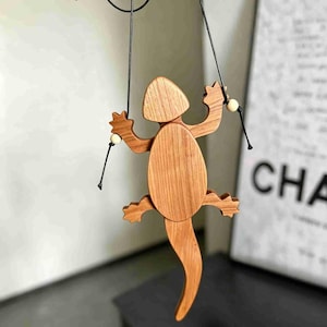 Kinetic Wooden Lizard Toy – Handcrafted Climbing Reptile, Mechanical Wood Art, Desk Accessory