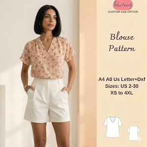 Può includere: Una donna indossa una blusa con stampa floreale con scollo a V e pantaloncini bianchi. La blusa ha uno sfondo color pesca con piccoli fiori arancioni. Il testo dice "Blouse Pattern" e "Taglie: US 2-30 XS a 4XL."