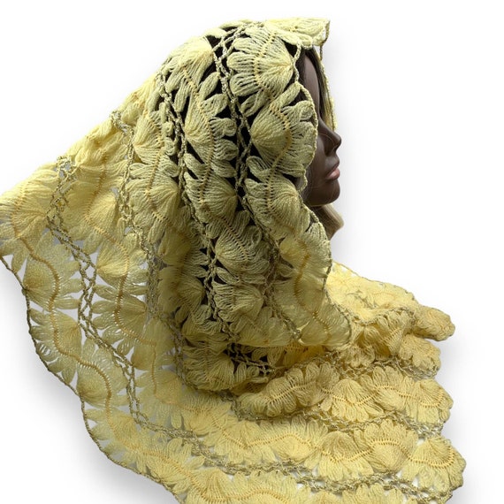 Vintage 1960's yellow and silver hand knit shawl - image 7
