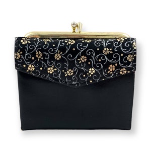 Cartera con cierre de beso y diseño floral dorado de piel de sillín negra de los años 50