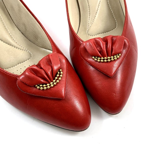 1960's HUSH PUPPIES red faux leather pumps with heart bows