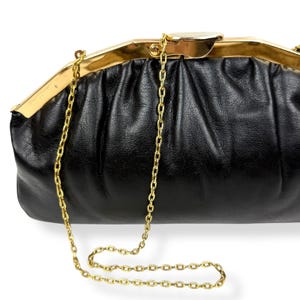 Cartera de mano de piel sintética negra con cierre de beso dorado de los años 50 con cadena dorada. HECHA EN EE. UU.