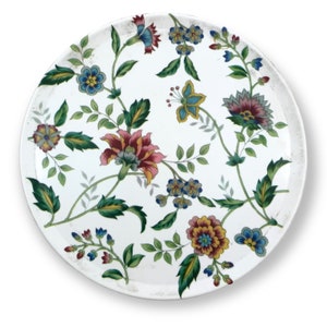 Peut inclure: Une assiette en céramique blanche avec un motif floral. Le motif présente des fleurs et des feuilles roses, rouges, bleues, jaunes et vertes.