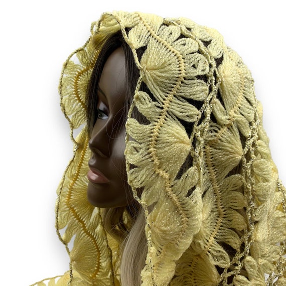 Vintage 1960's yellow and silver hand knit shawl - image 3