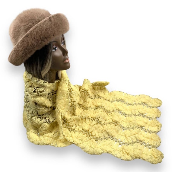 Vintage 1960's yellow and silver hand knit shawl - image 5