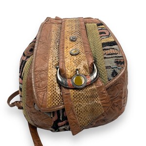 Cartera de piel de serpiente, tapiz tejido y jeroglíficos egipcios en relieve del diseñador SHARIF de los años 70