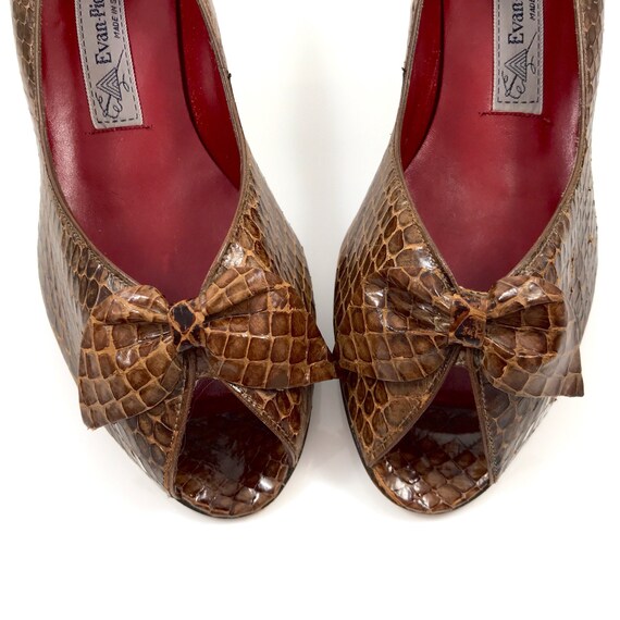 1970 ' s peep en peau de serpent marron EVAN PICONE orteil talons avec noeud | Service Supremacy
1970 1970 1970 ' s peep en peau de serpent marron EVAN PICONE orteil talons avec noeud | Service Supremacy
e02654