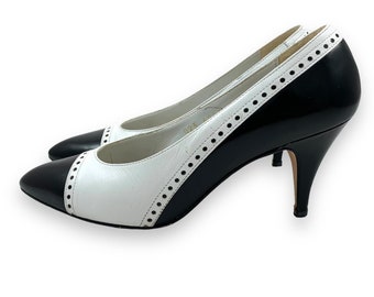 Vintage JACQUELINE FERRAR Itallian white black patent leather high heel pumps