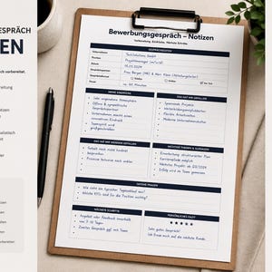Könnte beinhalten: Ein Klemmbrett mit einer Vorlage für Notizen zum Vorstellungsgespräch auf Deutsch. Die Vorlage enthält Abschnitte für Details, Eindrücke und nächste Schritte. Ein schwarzer Stift und eine Kaffeetasse liegen daneben. Der Text enthält "BEWERBUNGSGESPRÄCH NOTIZEN".