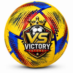 Op de afbeelding: Een gele voetbal met blauwe en rode grafische accenten en een centraal schildlogo. Het logo toont een kroon, een kleine voetbal en de tekst VS VICTORY STORE in gouden, zwarte en witte letters op een rode en zwarte achtergrond.