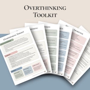 Puede incluir: Un conjunto de páginas impresas tituladas Overthinking Toolkit, que presentan secciones estructuradas con encabezados como What is Overthinking, Symptoms y Methods. Los documentos utilizan una paleta de colores en verde salvia, rosa empolvado y azul pizarra.