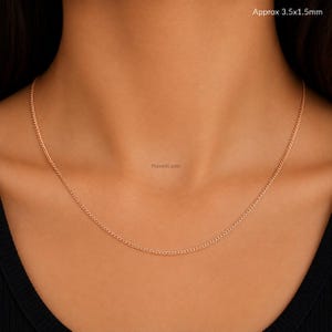 Op de afbeelding: Een roségoudkleurige ketting met kleine, uniforme in elkaar grijpende schakels. De ketting wordt getoond rond een hals, met tekst in de rechterbovenhoek die afmetingen van ongeveer 3,5x1,5 mm voor de individuele schakels aangeeft.