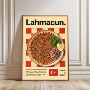 Könnte beinhalten: Ein gerahmtes Poster mit Lahmacun, einem türkischen Fladenbrot. Das Bild zeigt ein rundes Fladenbrot belegt mit gewürztem Hackfleisch, Gemüse und Kräutern, serviert mit Zitrone und Petersilie. Das Poster hat das Wort "Lahmacun" oben.