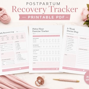 Pode incluir: Um conjunto de PDF imprimível Postpartum Recovery Tracker com três páginas brancas e detalhes em rosa. As páginas incluem um Daily Recovery Log, Pelvic Floor Exercise Tracker e 6-Week Doctor Prep. O layout contém caixas de seleção, ícones de humor e linhas para notas, acompanhados de sapatinhos de bebê, uma chupeta e uma caneta.