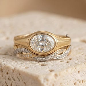 Oost naar west bruids set ring, ovaal geslepen laboratorium diamanten ring set, tweekleurige gedraaide diamanten bruids band, 14k gouden ring set Milgrain ring