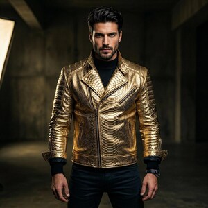Peut inclure: Veste en cuir dorée texturée avec fermeture éclair, plusieurs poches et un design de veste de motard classique. La veste présente un motif peau de serpent et est portée sur un col roulé noir et un pantalon noir.
