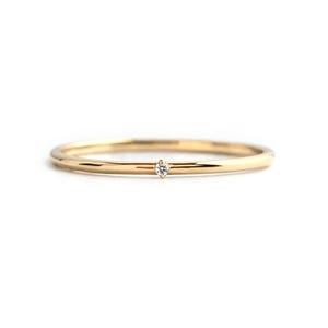 Anel minimalista Diamora em ouro com diamante, pequeno anel solitário com diamante de laboratório, anel delicado para usar em conjunto com outros anéis, anel de diamante em ouro maciço 10k, presente de casamento.