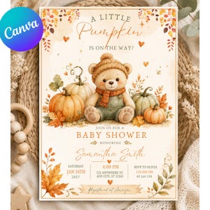 Pode incluir: Um convite de chá de bebê com uma ilustração em aquarela de um ursinho de pelúcia com gorro e cachecol, cercado por abóboras e folhas de outono. O texto diz A LITTLE PUMPKIN IS ON THE WAY, JOIN US FOR A BABY SHOWER e Samantha Smith.