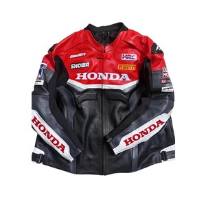 Könnte beinhalten: Eine rot-schwarz-weiße Motorradjacke aus Leder mit dem Honda-Logo auf Brust und Ärmeln. Weitere Markenzeichen sind die Logos von Showa, HRC und Pirelli. Die Jacke hat einen Stehkragen und einen durchgehenden Reißverschluss auf der Vorderseite.