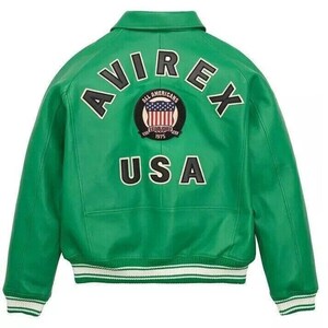 Pode incluir: Uma jaqueta universit&aacute;ria de couro verde brilhante com gola, mangas compridas e punhos e bainha canelados com listras brancas. A parte de tr&aacute;s exibe o texto AVIREX em preto, um emblema circular com uma bandeira dos EUA e o texto USA.