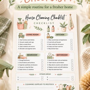 Puede incluir: Una lista de control de limpieza del hogar en papel blanco con detalles en verde y melocotón. Incluye secciones para salón, cocina, dormitorio, baño y otras áreas, cada una con tareas numeradas y casillas de verificación para marcar.