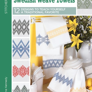 Peut inclure: Une couverture de livre avec un fond vert et le titre "Easy-Does-It Swedish Weave Towels". La couverture présente une photo de serviettes blanches avec des broderies bleues et jaunes, des citrons et un vase de fleurs jaunes.