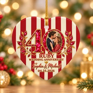 Könnte beinhalten: Ein herzförmiges Keramikornament mit roten und weißen vertikalen Streifen. Es zeigt eine große Zahl 40 in Rubinoptik, ein kreisförmiges Foto eines Paares sowie den Text Ruby Wedding Anniversary, Sophia & Michael und 04.25.2026.