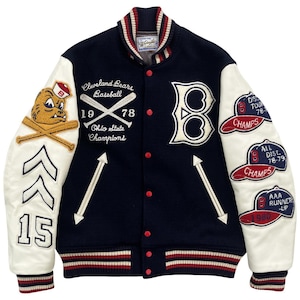 以下が含まれることがあります： ネイビーと白の野球風スタジャン、赤のアクセント。ジャケットには「Cleveland Bears Baseball」と「Ohio State Champions 1978」の文字。パッチにはクマのマスコット、「B」の文字、そして「Champs」と「AAA Runner Up」の文字が入った野球帽が含まれています。