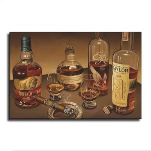 Op de afbeelding: Een stilleven schilderij met verschillende bourbonflessen, waaronder Buffalo Trace en Eagle Rare, met twee glazen amberkleurige vloeistof. Een aangestoken sigaar ligt in een asbak en een flesstop is in de buurt. Warm kleurenpalet.
