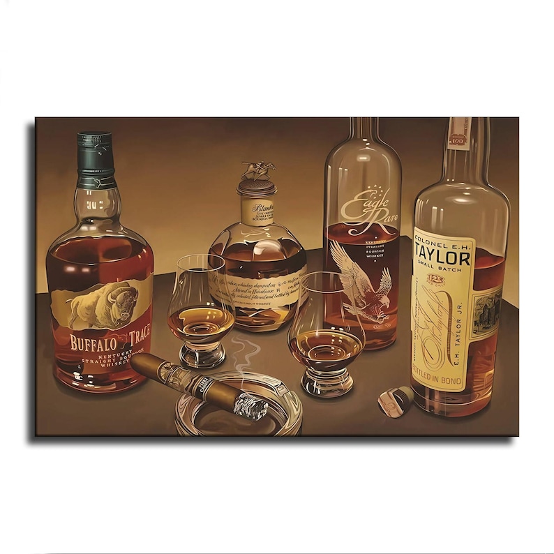 Op de afbeelding: Een stilleven schilderij met verschillende bourbonflessen, waaronder Buffalo Trace en Eagle Rare, met twee glazen amberkleurige vloeistof. Een aangestoken sigaar ligt in een asbak en een flesstop is in de buurt. Warm kleurenpalet.