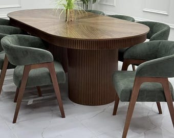 Modernes ovales Essset aus Massivholz, Tisch im Japandi-Stil mit gepolsterten Stühlen