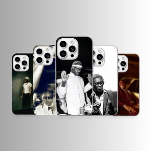 Könnte beinhalten: Eine Sammlung von fünf Smartphone-Hüllen mit Fotodrucken von Musikern. Die Designs umfassen Schwarz-Weiß-Konzertbilder, ein Porträt im Anzug und eine Person in einem dunkelroten Outfit in einem Fahrzeug, alle mit Aussparungen für die Kamera.