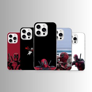 Puede incluir: Una colección de fundas para teléfonos con el personaje de Marvel Comics, Deadpool. Las fundas son de varios colores, incluyendo rojo, negro y blanco, con diferentes imágenes de Deadpool en poses de acción. Diseñadas para un smartphone.