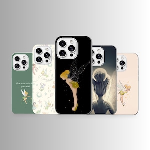 Peut inclure: Cinq coques de téléphone avec des motifs de Clochette. Les coques présentent diverses images de la fée, dont une coque verte avec du texte, une coque noire avec une figure complète et une coque avec une vue arrière de Clochette.