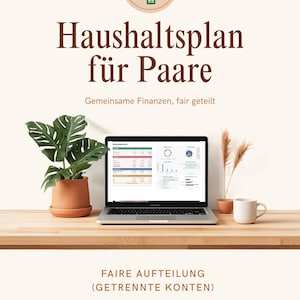 Könnte beinhalten: Ein Laptop mit einer Finanz-Tabelle steht auf einem Holzschreibtisch, neben einer Topfpflanze und einer weißen Tasse. Das Bild enthält deutschen Text: "Haushaltsplan für Paare" und "Microsoft Excel | Google Sheets."