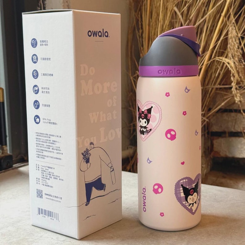 Puede incluir: Una botella de agua Owala de color rosa claro con gr&aacute;ficos del personaje Kuromi, corazones y calaveras, con una tapa morada y gris. Junto a ella hay una caja de producto rectangular blanca con el texto Do More of What You Love y la marca Owala.