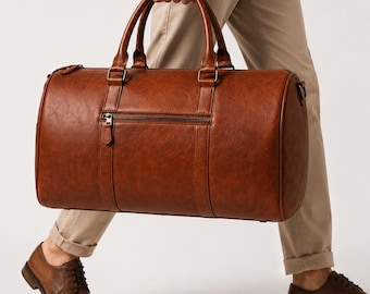 Bolsa de viaje de cuero personalizada: Compartimento convertible para zapatos, ideal para viajes de una noche.