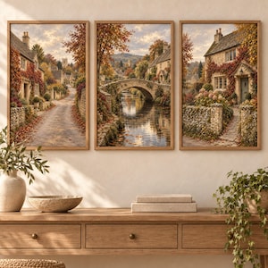 Pode incluir: Um tríptico de três quadros emoldurados com paisagens de outono. O painel esquerdo mostra uma casa de pedra num caminho, o painel central uma ponte de pedra sobre um rio e o painel direito uma casa de pedra com plantas trepadeiras.