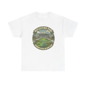 Lustiges politisches Shirt | Satire-T-Shirt | Sumpf-Humor-Algen-Scherzartikel | Vintage-Abzeichen mit Gummiente und Algenblüte im Spiegelteich 2026